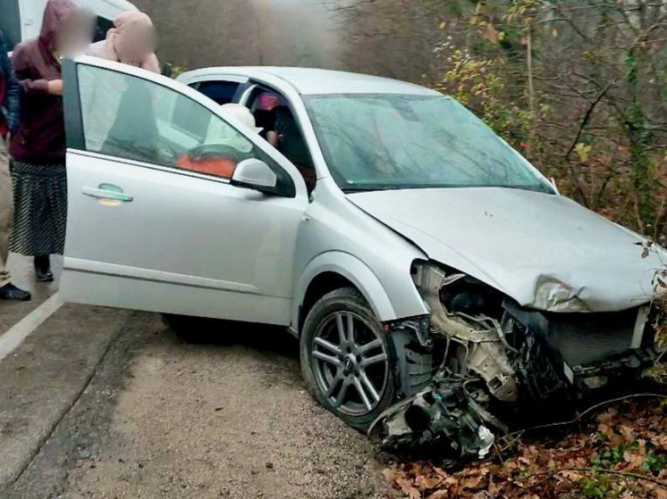 В Судаке водителя легковушки зажало в салоне после столкновения с деревом