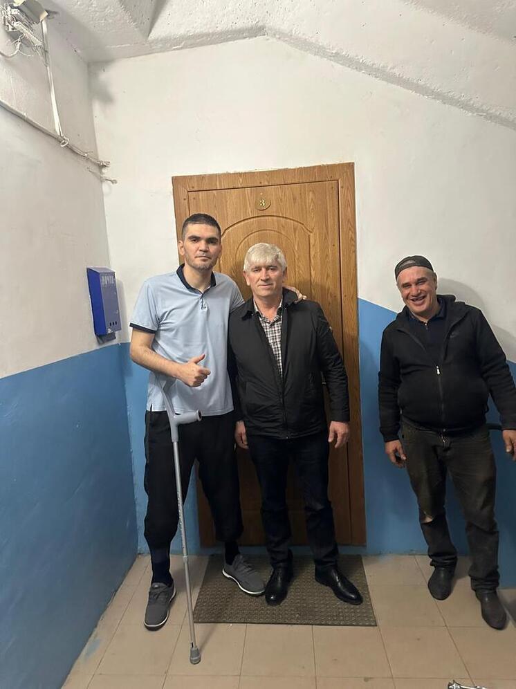 В Махачкале в подъезде дома установили поручень для участника СВО