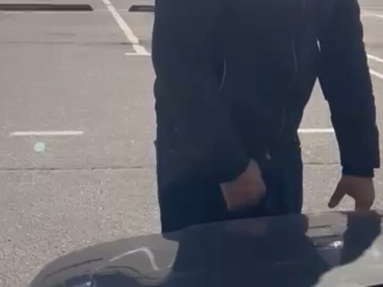 Петербуржец спустил колесо и продавил капот машины несостоявшегося покупателя