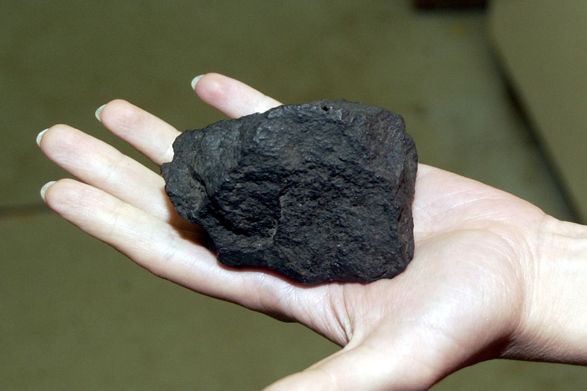 Осколок замеченного над Москвой метеорита выставили на продажу