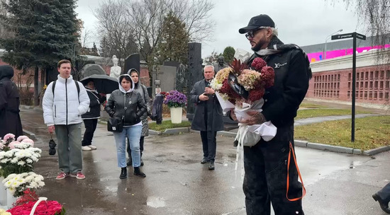 Филипп Киркоров приехал на могилу Людмилы Гурченко 