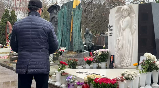 90 лет со дня рождения Людмилы Гурченкоо: поклонники приносят к памятнику актрисы живые цветы