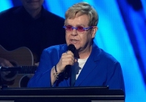 Элтон Джон устроил эмоциональную сцену за кулисами церемонии Зала славы рок-н-ролла 2025 года, возмущенный задержками шоу