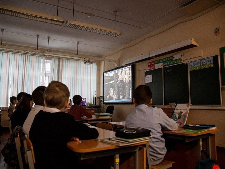 Мурманские школьники познакомились с историей юного героя-разведчика на киноуроке
