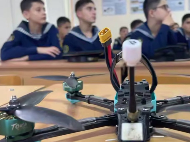 Кадеты осваивают профессию оператора дронов в колледже Каспийска