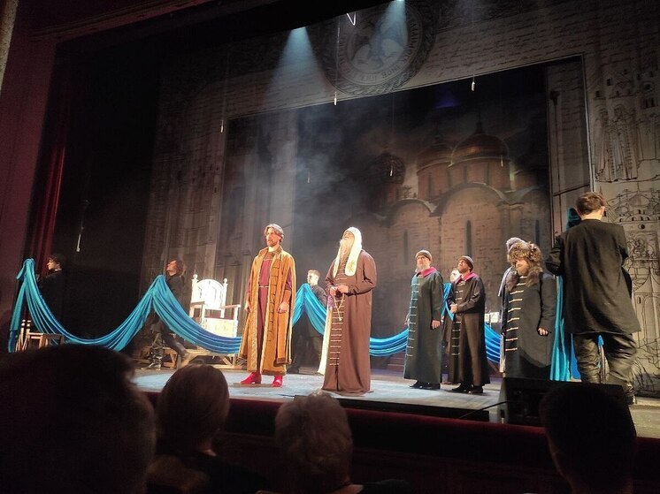 «Царь и Бог»: в Калуге показали премьеру спектакля о великом стоянии на Угре