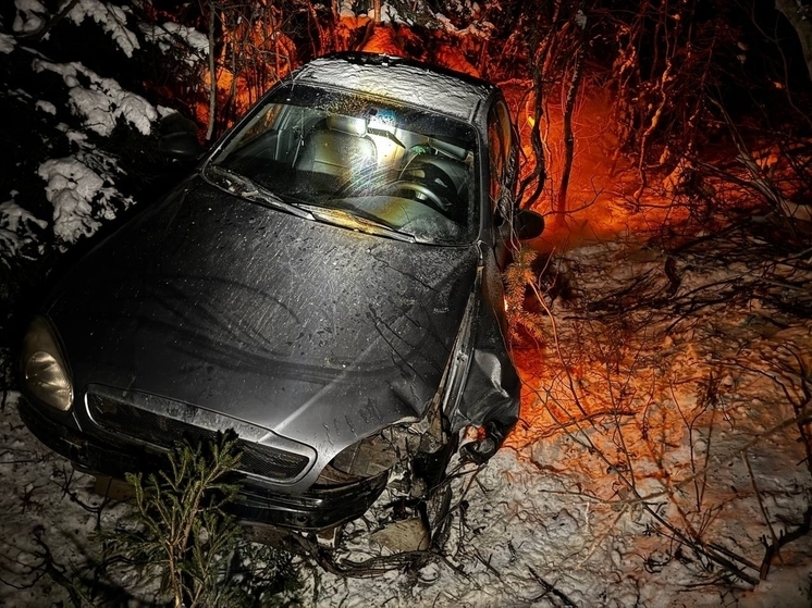 Два автомобиля оказались в кювете на трассе «Кировск - Коашва»