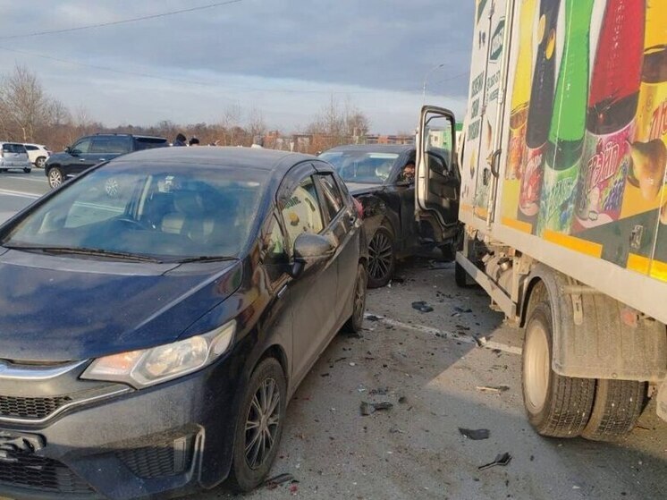 В Артёме грузовик спровоцировал массовое ДТП с пятью пострадавшими