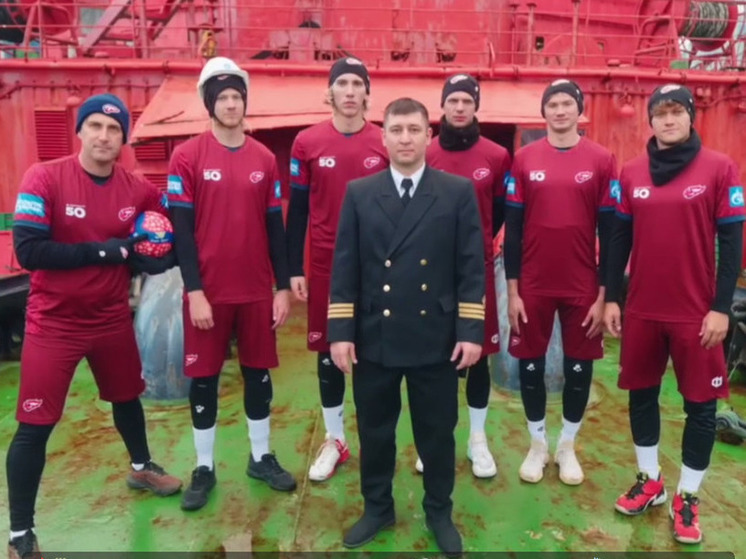 Волейболисты новоуренгойского «Факела» сыграли на борту ледохода «Ямал»