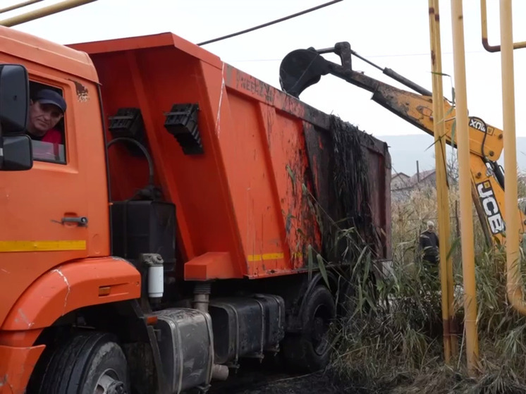 В Махачкале начали очистку дренажного канала на одной из улиц после жалоб жителей
