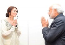 Экс-солистка группы «Фабрика» Сати Казанова этой осенью поступила в магистратуру Российского университета дружбы народов на направление «Философия Индии в контексте культуры и религии». Специализация выбрана неслучайно: артистка давно интересуется историей этой страны, поет на хинди, занимается йогой и мечтает, чтобы в Москве построили индуистский храм. «МК в Питере» поговорил с Сати о ее выступлении перед Моди, корпоративах нулевых, вегетарианстве, «лотосовых родах» и многом другом.