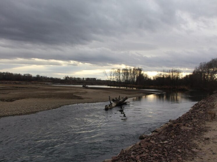 В Абакане укрепили переливную дамбу-спасительницу