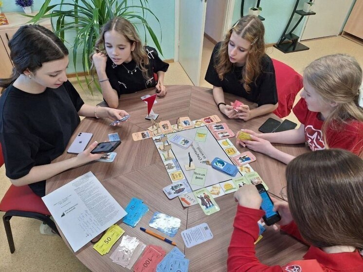 Школа из Сургутского района выиграла грант на выпуск культурно‑просветительской настольной игры