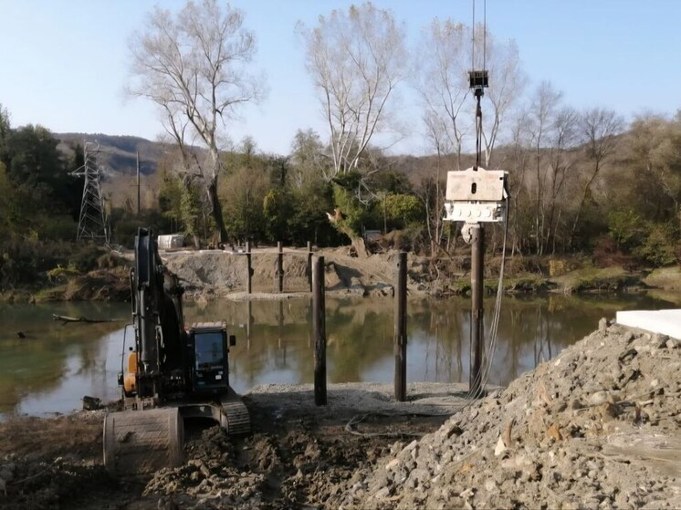 В Лермонтово строят временный пешеходный мост через реку Шапсухо