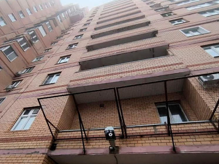 В Липецке облицовка дома угрожает безопасности жителей и автомобилей