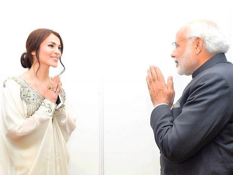 Экс-солистка группы «Фабрика» Сати Казанова этой осенью поступила в магистратуру Российского университета дружбы народов на направление «Философия Индии в контексте культуры и религии». Специализация выбрана неслучайно: артистка давно интересуется историей этой страны, поет на хинди, занимается йогой и мечтает, чтобы в Москве построили индуистский храм. «МК в Питере» поговорил с Сати о ее выступлении перед Моди, корпоративах нулевых, вегетарианстве, «лотосовых родах» и многом другом.