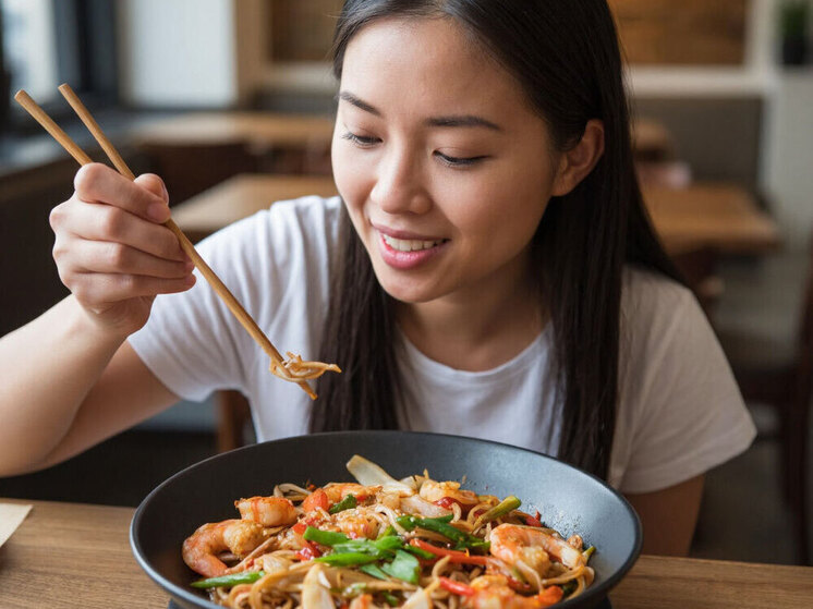 Эксперт предупредила о рисках азиатской кухни для желудка россиян