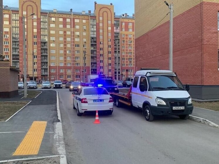 Во дворе Йошкар-Олы иномарка наехала на 87-летнюю бабушку