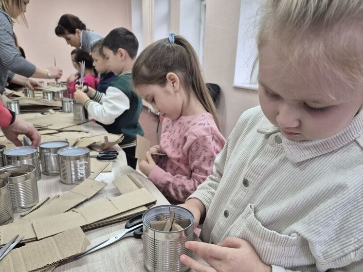 В Чебоксарах дети и серебряные волонтеры изготавливают окопные свечи