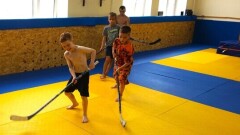 Тренировки хабаровских слабовидящих хоккеистов в спортзале