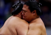 Визит в Москву стал ярким и незабываемым событием в жизни известного японского сумоиста Дайки Тоеносимы, который провел в российской столице несколько насыщенных дней, полных событий и открытий. Бывший борец, достигший в своем виде спорта высокого ранга сэкиваке, прибыл в Россию для участия в фестивале японской культуры HINODE JAPAN 2025, однако его поездка вышла далеко за рамки простого выступления, превратившись в настоящее культурное погружение.