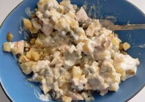 Пока официального «индекса Оливье» нет, журналисты «МК в Питере» «прошвырнулись» по онлайн-полкам крупных сетевых магазинов Петербурга и выяснили, что праздничный салат подорожал на 3,39% за год. 