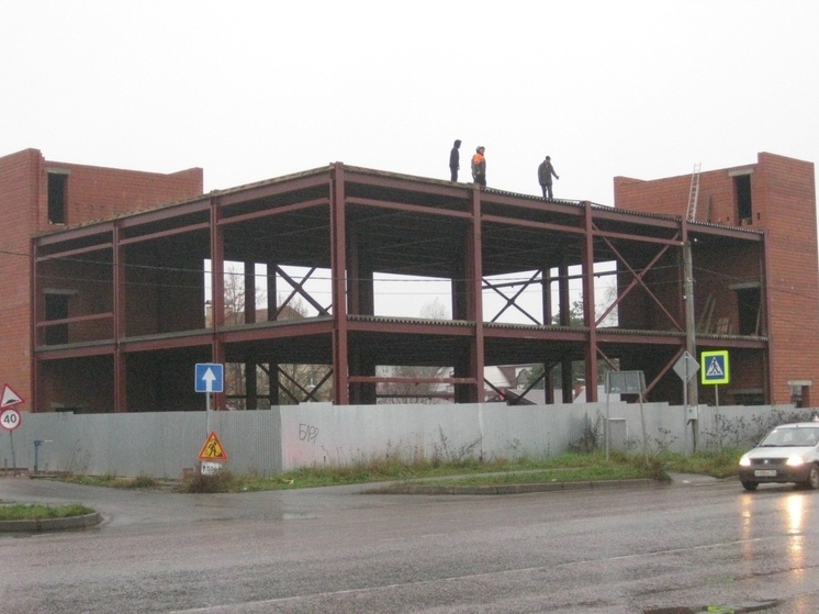 На Орловской улице в Великом Новгороде возвели каркас нового магазина