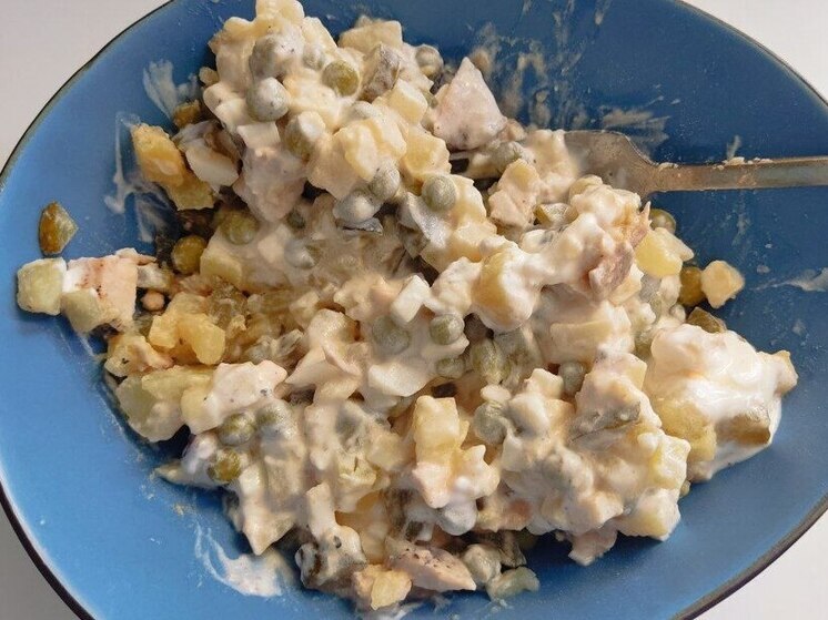 Пока официального «индекса Оливье» нет, журналисты «МК в Питере» «прошвырнулись» по онлайн-полкам крупных сетевых магазинов Петербурга и выяснили, что праздничный салат подорожал на 8,24% за год. 