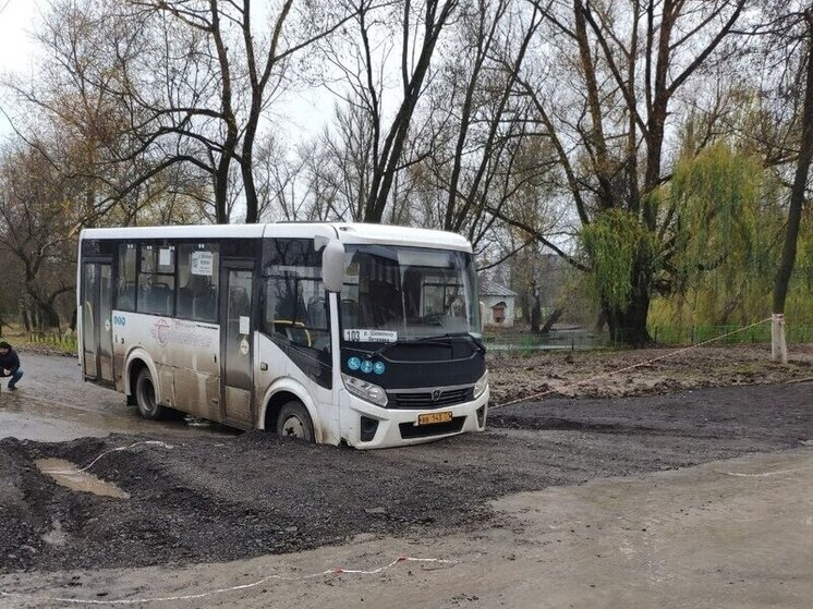 В Алексине пассажирский автобус провалился в асфальтную крошку