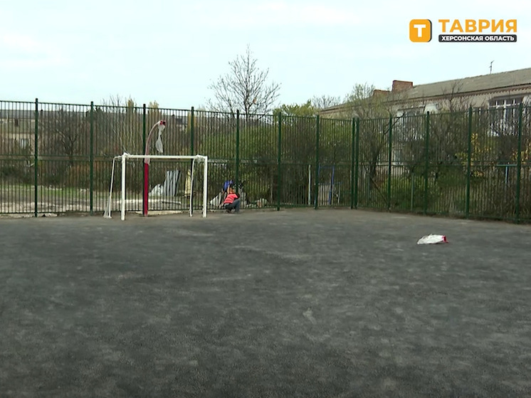 В Геническе завершается благоустройство спортивной площадки открытого типа