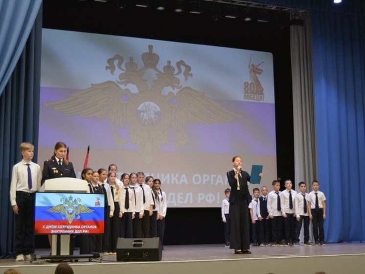 Тридцать школьников в Котовске надели значки «Будущее полиции»