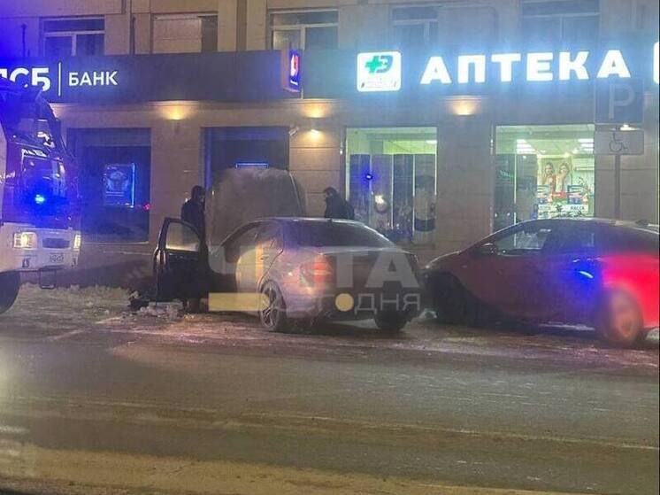 Mercedes загорелся в центре Читы