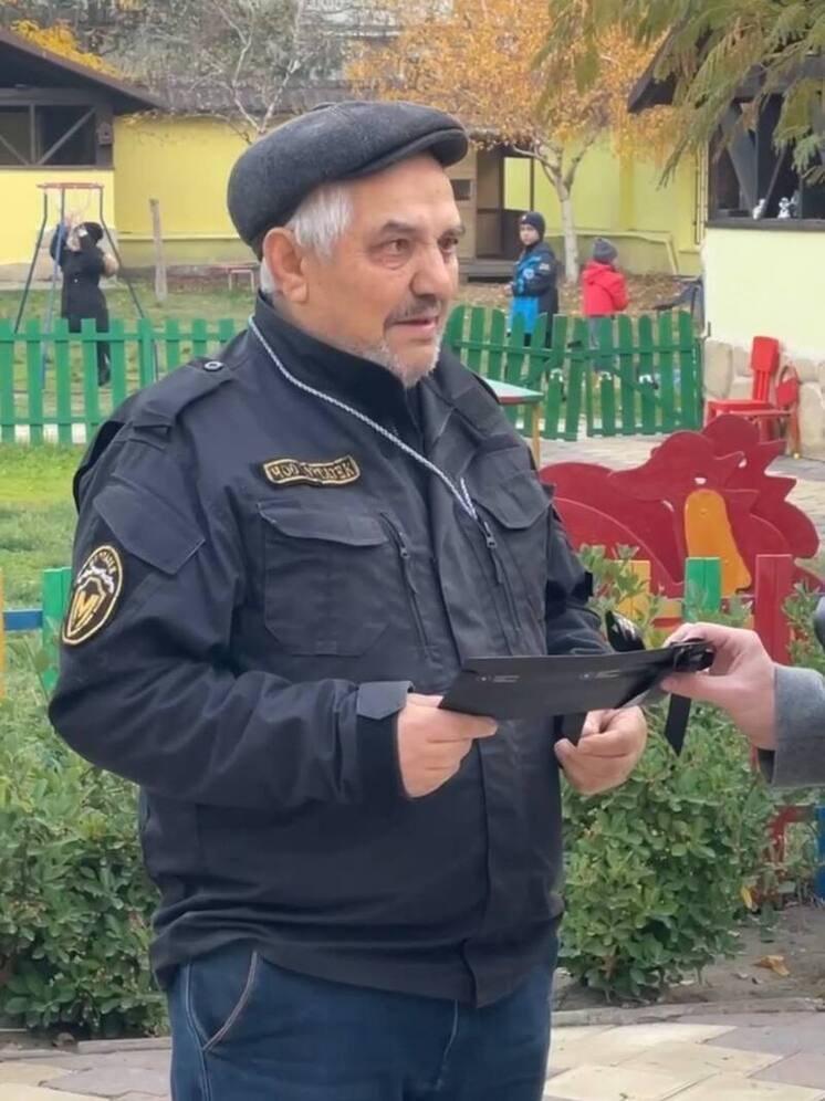 В Дагестане родители подарили охраннику детсада путевку на хадж