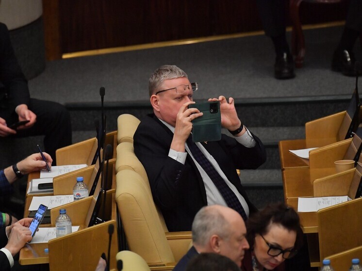 Предложение о повышении зарплат срочникам признано «несвоевременным»