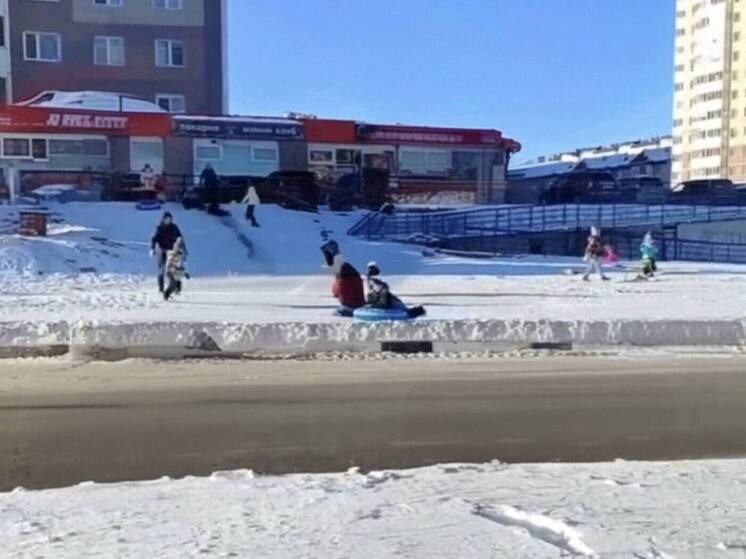 Полицейские Югры предупреждают: зимние горки рядом с проезжей частью – зона риска для ребенка