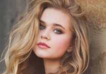 В прошлом российская, а сейчас французская фигуристка Алиса Овсянкина поделилась кадрами новой фотосессии. 18-летняя спортсменка, выступающая в танцах на льду, попозировала лежа в ванне.