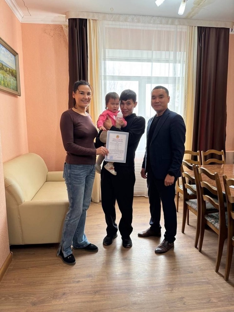 В Ики-Бурульском районе молодой семье вручили жилищный сертификат