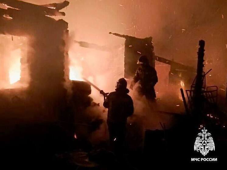 В поселке в Тверской области загорелся жилой дом