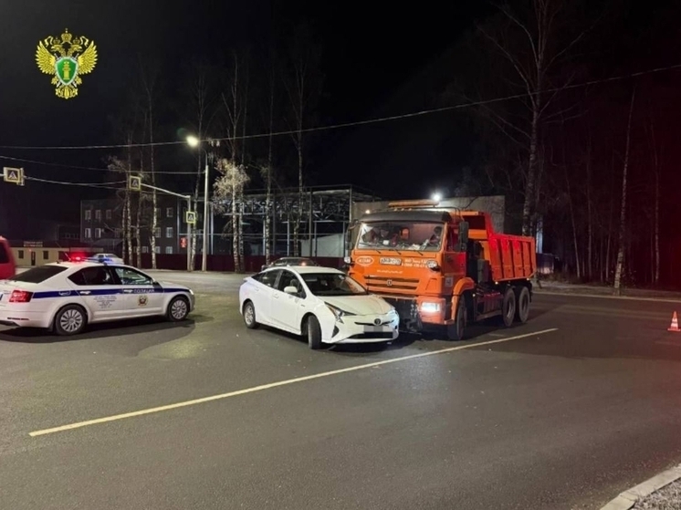 В Костроме грузовик протаранил легковой автомобиль