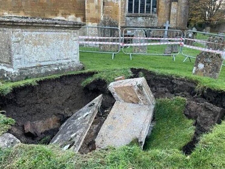 В Британии под землю ушло кладбище, вскрыв тайну 300-летней давности