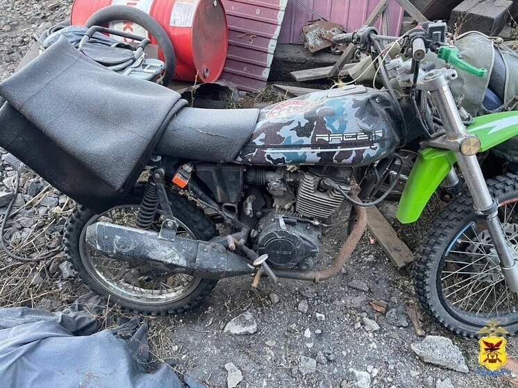 Двое забайкальцев угнали и бросили в поле мопед и мотоцикл