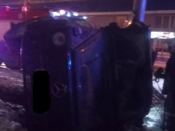 В Новосибирске Mercedes перевернулся и врезался в фонарный столб