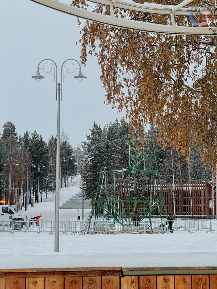 Ноябрьск украшают к Новому году елками и огоньками