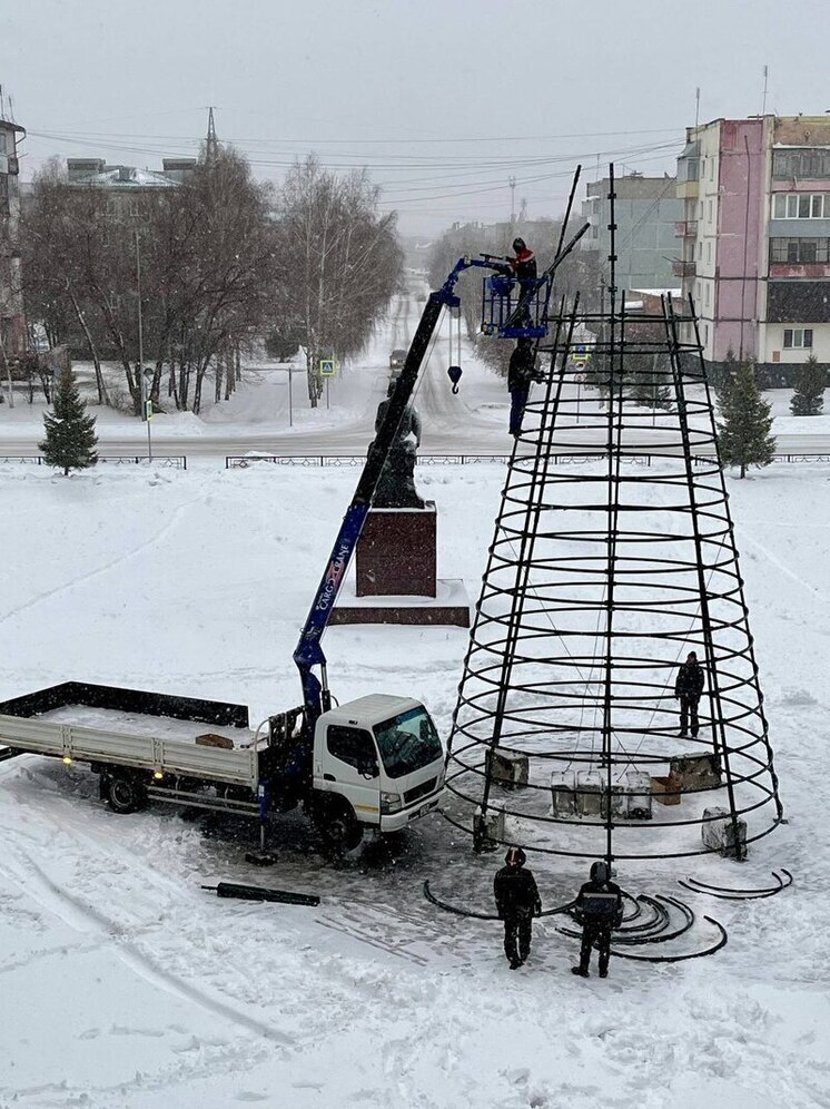   В ещё одном городе Кемеровской области стартовала установка главной новогодней ёлки