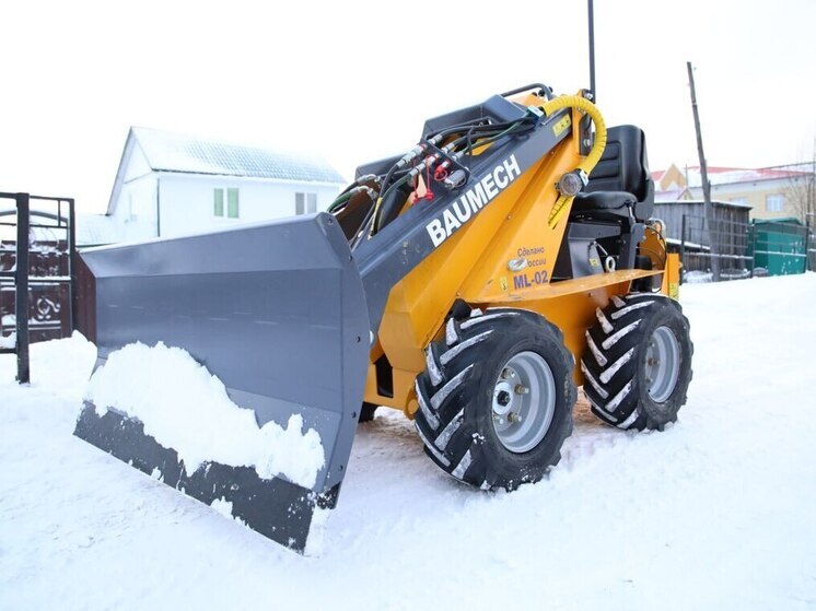 Новый маневренный мини-погрузчик чистит улицы Шурышкарского района от снега