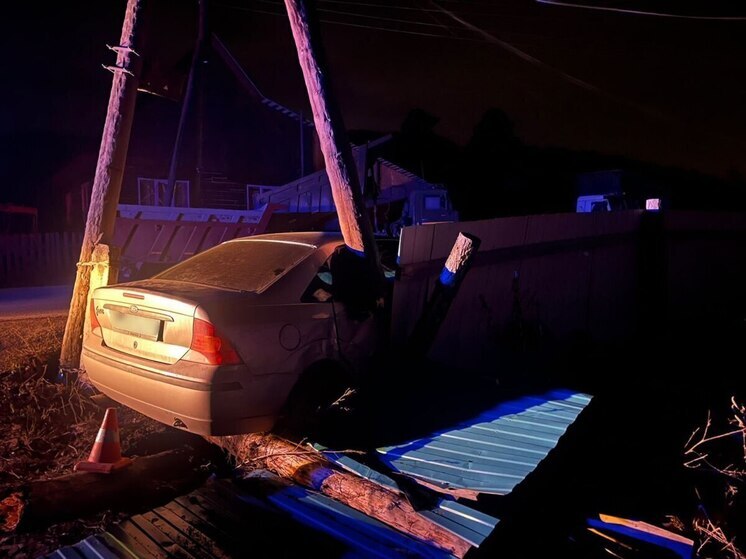 На Алтае иномарка протаранила опору ЛЭП и врезалась в забор