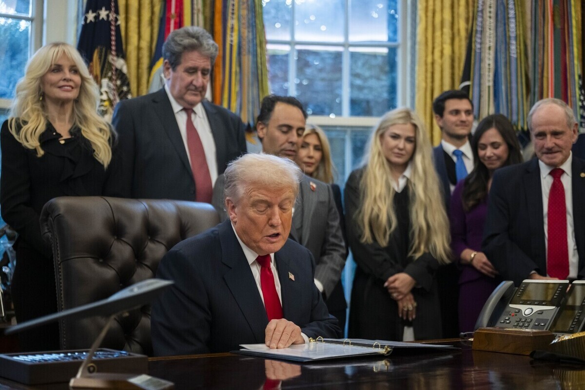 Трамп подписал временный бюджет, завершив самый длительный шатдаун в истории США