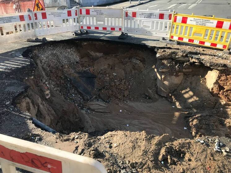 В Самаре снова прорвало трубу — на проспекте Ленина взметнулся гейзер 12 ноября