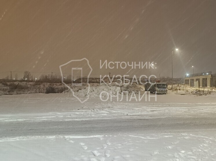 В одном из районов Кемерова пустующую территорию стали использовать для складирования снега