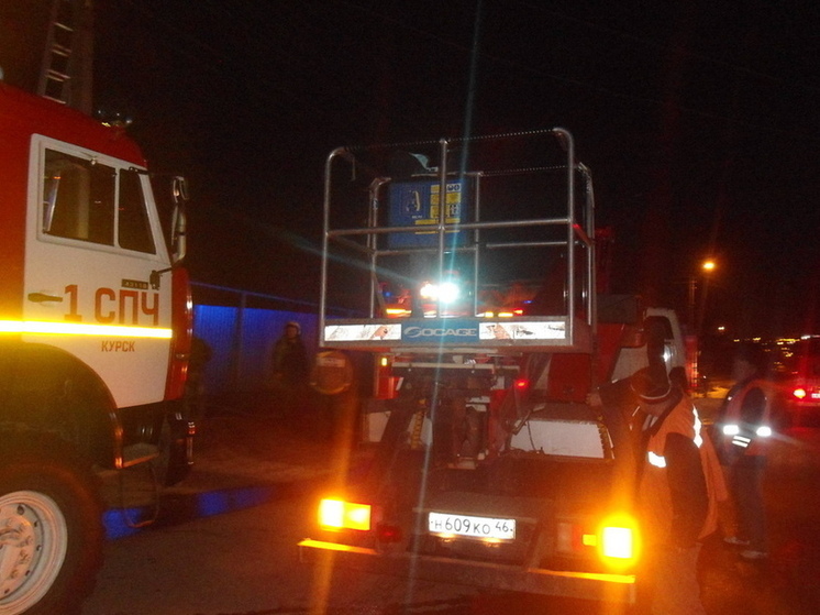 Два автомобиля сгорели в гараже на улице 50 лет Октября в Курске